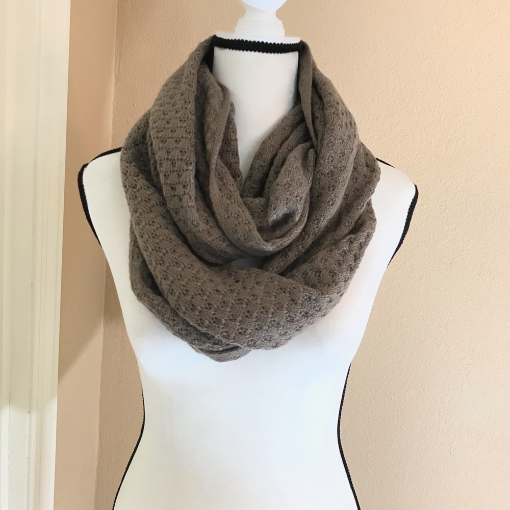 Beautiful knit infinity style scarf super soft euc